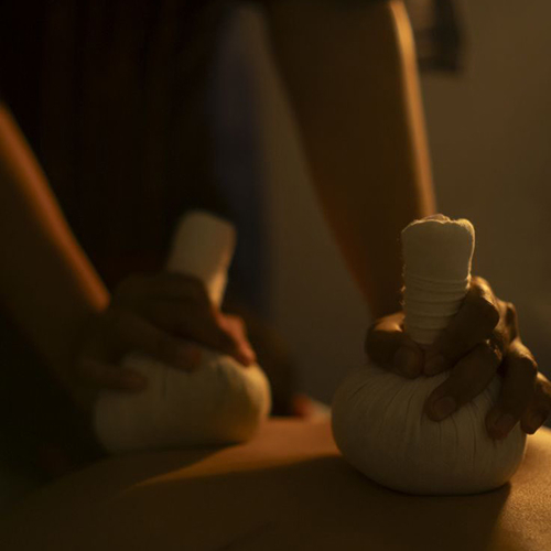 Масаж травʼяними мішечками